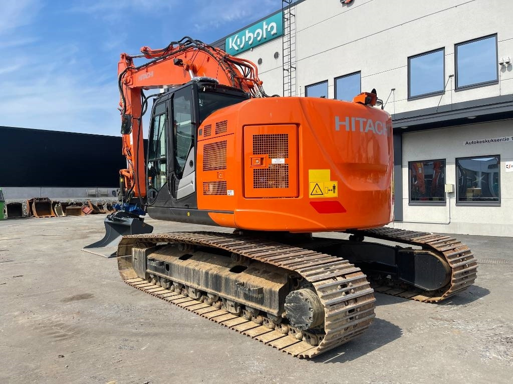 Hitachi ZX225USLC-6 PYÖRITTÄJÄLLÄ - Kāpurķēžu ekskavators: foto 2 Hitachi ZX225USLC-6 PYÖRITTÄJÄLLÄ - Kāpurķēžu ekskavators: foto 2