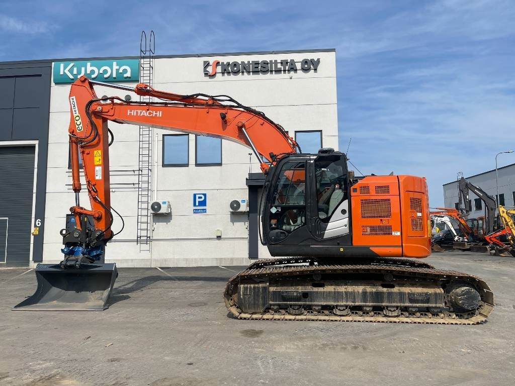Hitachi ZX225USLC-6 PYÖRITTÄJÄLLÄ - Kāpurķēžu ekskavators: foto 1 Hitachi ZX225USLC-6 PYÖRITTÄJÄLLÄ - Kāpurķēžu ekskavators: foto 1