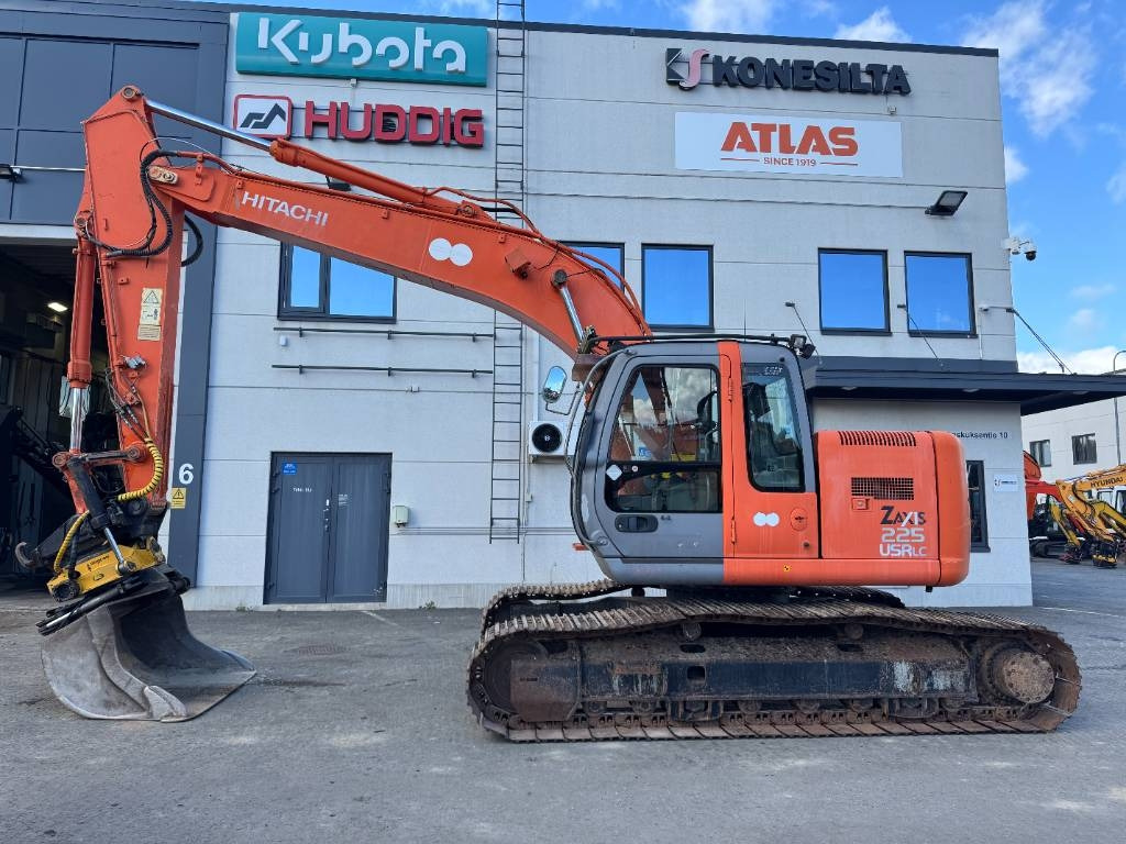 Hitachi ZX225USR PYÖRITTÄJÄLLÄ - Kāpurķēžu ekskavators: foto 1 Hitachi ZX225USR PYÖRITTÄJÄLLÄ - Kāpurķēžu ekskavators: foto 1
