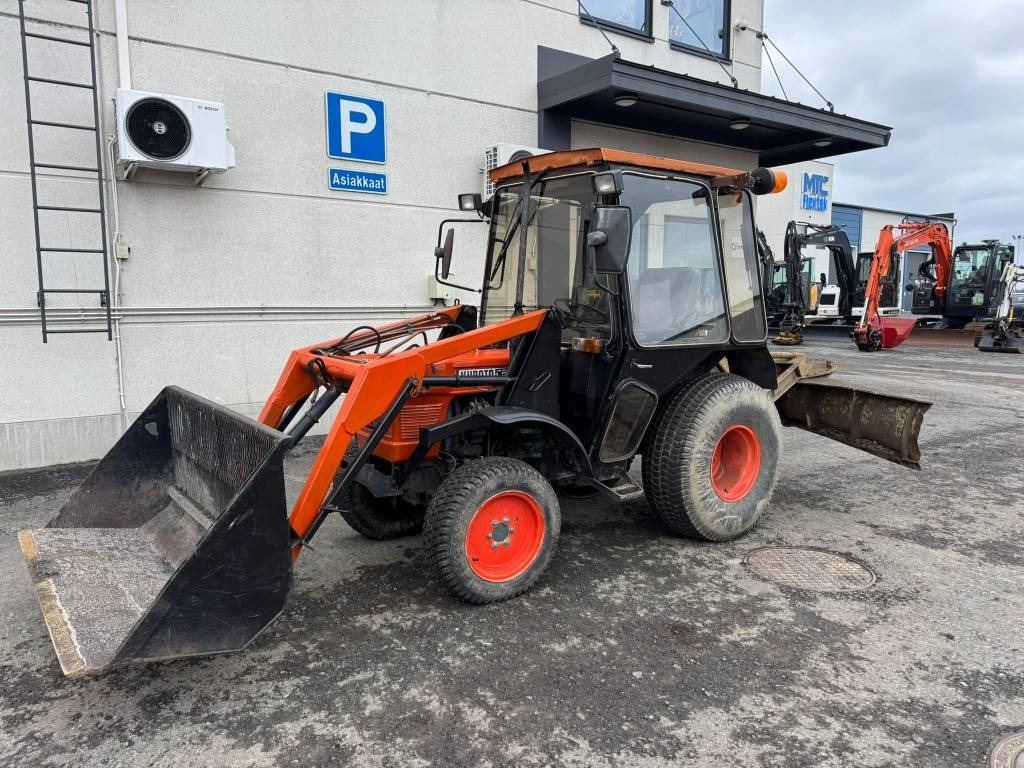 Kubota L245 DT ETUKUORMAAJALLA - Traktors: foto 3 Kubota L245 DT ETUKUORMAAJALLA - Traktors: foto 3