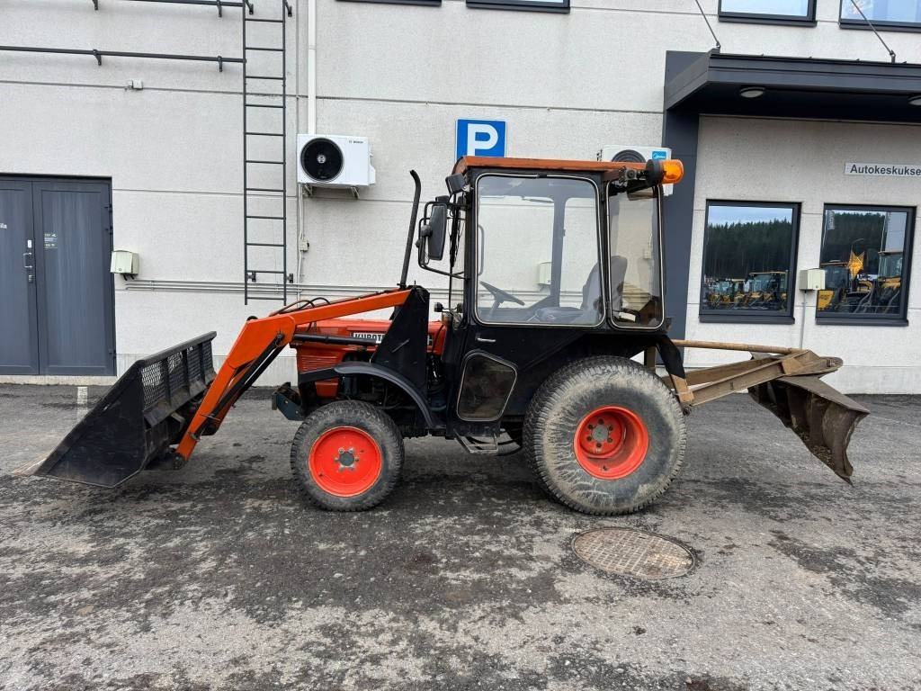 Kubota L245 DT ETUKUORMAAJALLA - Traktors: foto 1 Kubota L245 DT ETUKUORMAAJALLA - Traktors: foto 1