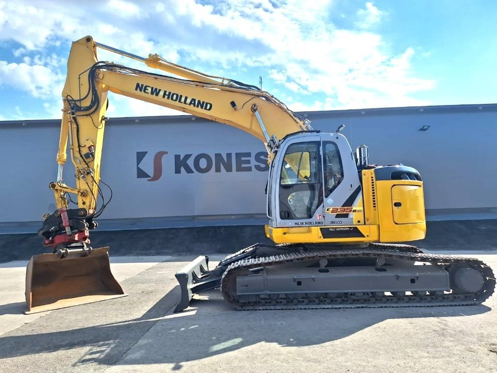 New Holland E235BSRLC PYÖRITTÄJÄLLÄ - Kāpurķēžu ekskavators: foto 1 New Holland E235BSRLC PYÖRITTÄJÄLLÄ - Kāpurķēžu ekskavators: foto 1