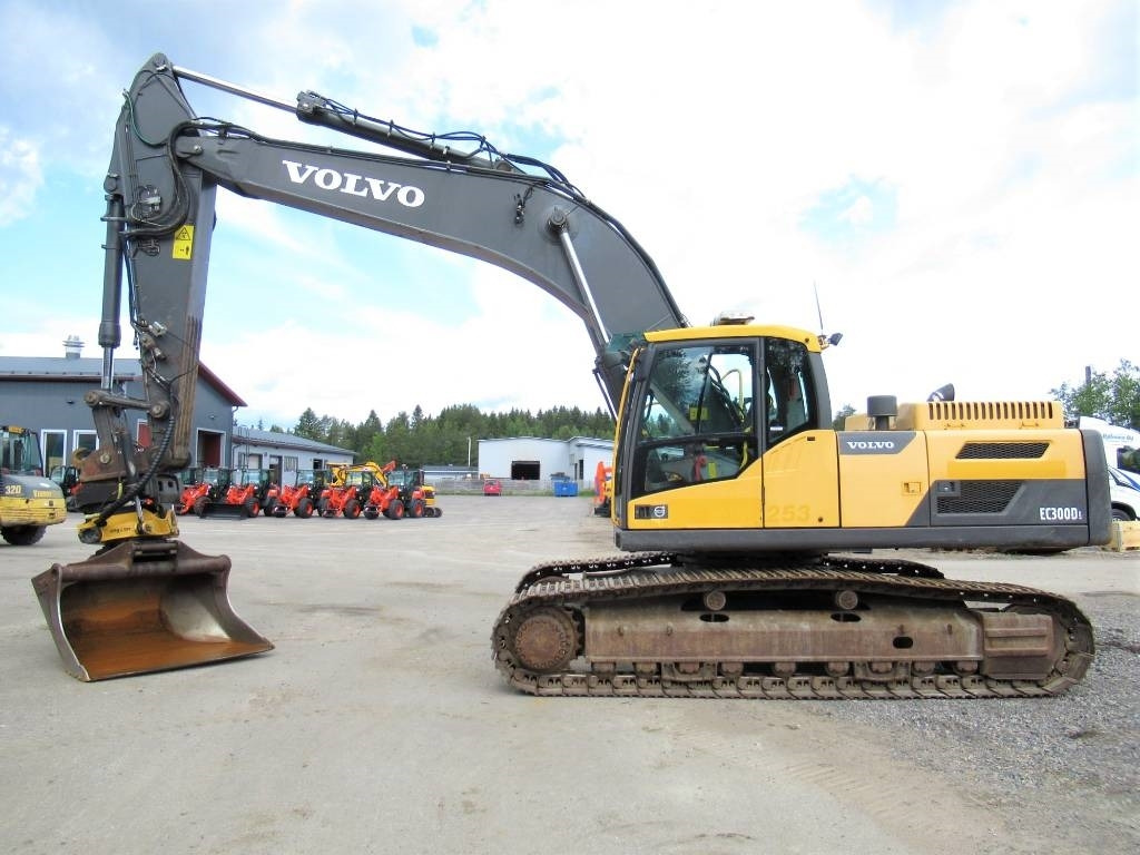 Volvo EC300DL PYÖRITTÄJÄLLÄ - Kāpurķēžu ekskavators: foto 1 Volvo EC300DL PYÖRITTÄJÄLLÄ - Kāpurķēžu ekskavators: foto 1