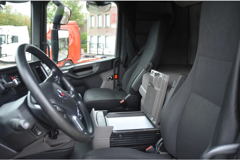 Scania S450 NGS 4x2NB - FULL AIR - 724 TKM - RETARDER - PARK. AIRCO - 2 x FUEL TANKS - TOP CONDITION - - Vilcējs: foto 5 Scania S450 NGS 4x2NB - FULL AIR - 724 TKM - RETARDER - PARK. AIRCO - 2 x FUEL TANKS - TOP CONDITION - - Vilcējs: foto 5