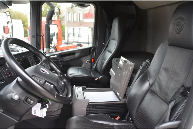 Scania S460 NGS 4x2NB - ONLY 104 TKM - FULL AIR - PARK. AIRCO - LEATHER SEATS - 2 x FUEL TANKS - LED LIGHTS - EXCELLENT CONDITION - - Vilcējs: foto 5 Scania S460 NGS 4x2NB - ONLY 104 TKM - FULL AIR - PARK. AIRCO - LEATHER SEATS - 2 x FUEL TANKS - LED LIGHTS - EXCELLENT CONDITION - - Vilcējs: foto 5