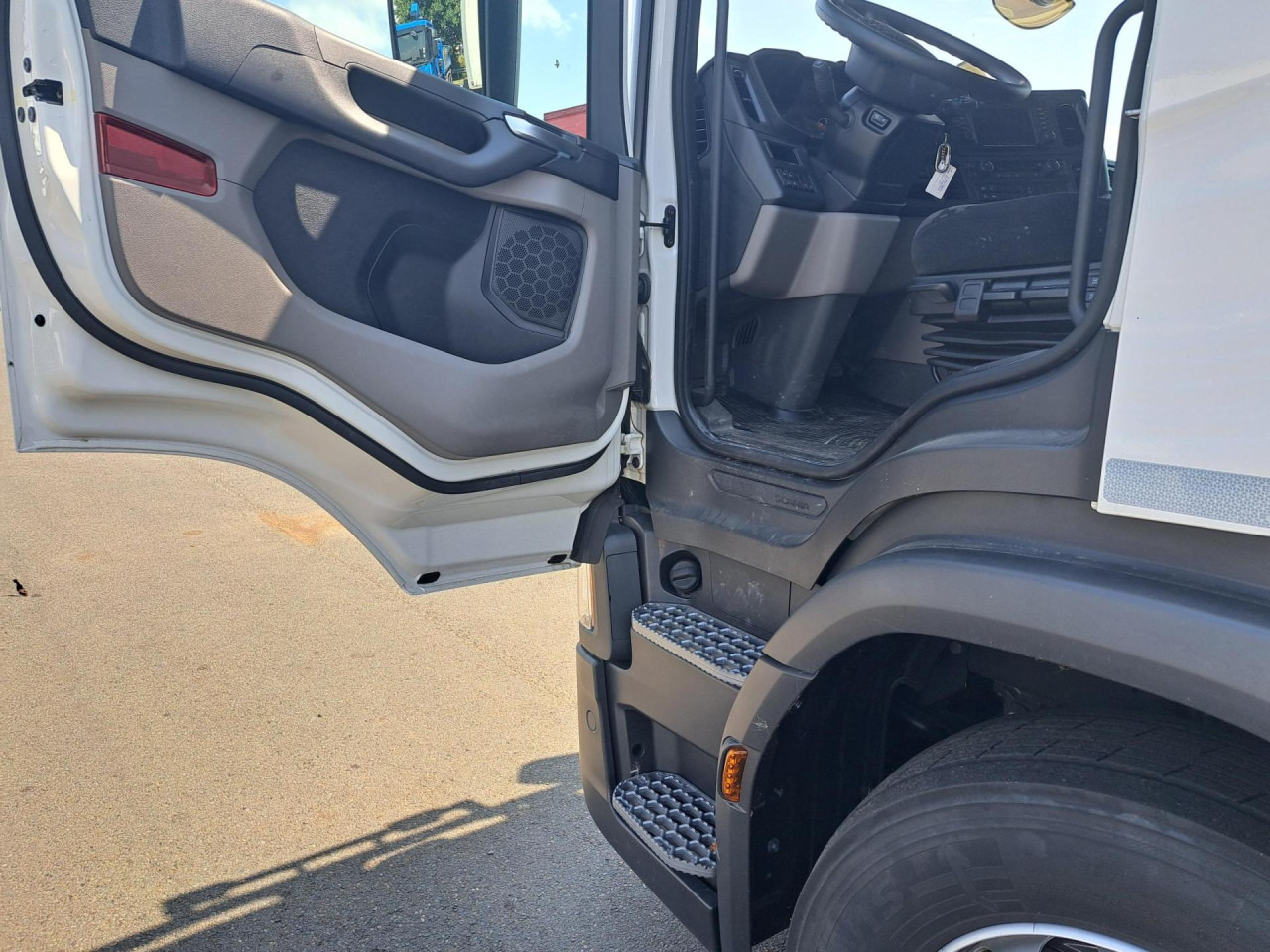 SCANIA SCANIA P280 4x2 Fourgon /Hayon 9L - Šasija kravas automašīna: foto 2 SCANIA SCANIA P280 4x2 Fourgon /Hayon 9L - Šasija kravas automašīna: foto 2