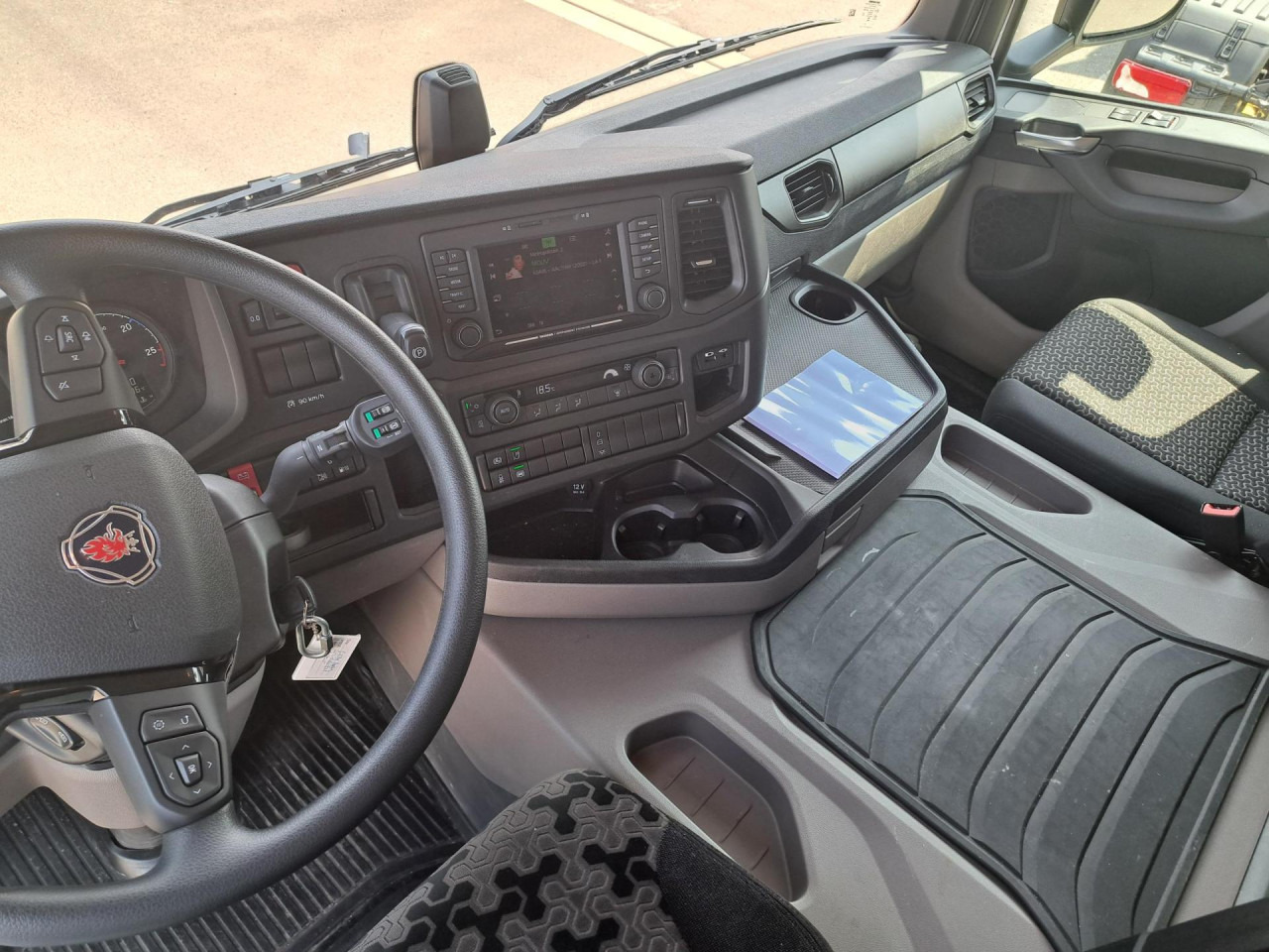 SCANIA SCANIA P280 4x2 Fourgon /Hayon 9L - Šasija kravas automašīna: foto 4 SCANIA SCANIA P280 4x2 Fourgon /Hayon 9L - Šasija kravas automašīna: foto 4