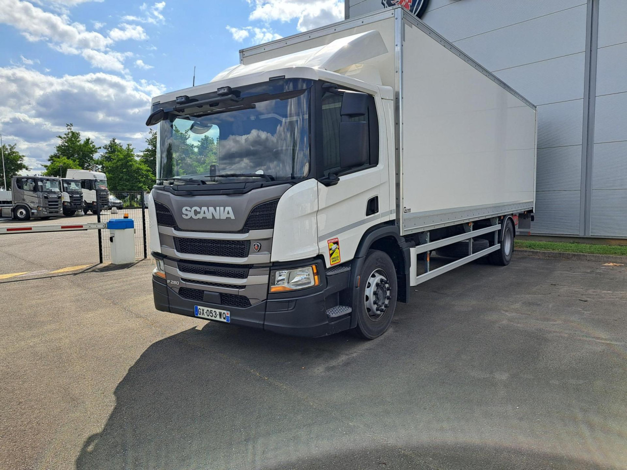 SCANIA SCANIA P280 4x2 Fourgon Hayon - Šasija kravas automašīna: foto 1 SCANIA SCANIA P280 4x2 Fourgon Hayon - Šasija kravas automašīna: foto 1