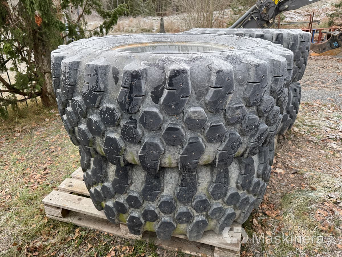 Entreprenaddäck på fälg med dubbar - Citas iekārtas: foto 2 Entreprenaddäck på fälg med dubbar - Citas iekārtas: foto 2