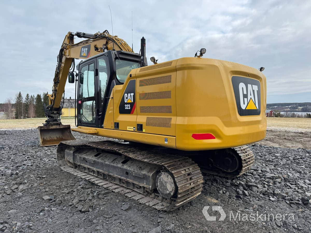 Grävmaskin Cat 323 Next Generation med tillbehör - Kāpurķēžu ekskavators: foto 3 Grävmaskin Cat 323 Next Generation med tillbehör - Kāpurķēžu ekskavators: foto 3