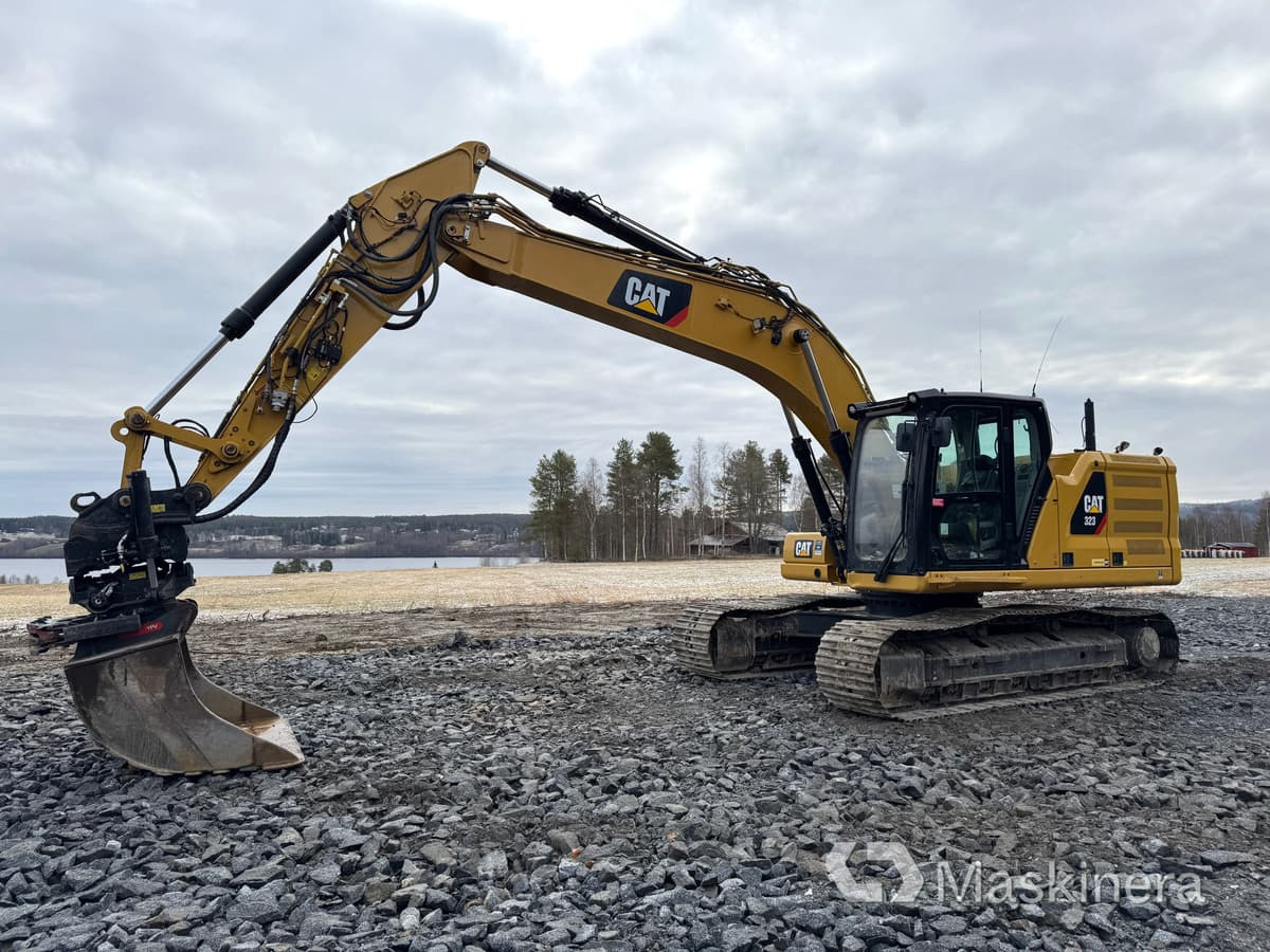Grävmaskin Cat 323 Next Generation med tillbehör - Kāpurķēžu ekskavators: foto 1 Grävmaskin Cat 323 Next Generation med tillbehör - Kāpurķēžu ekskavators: foto 1