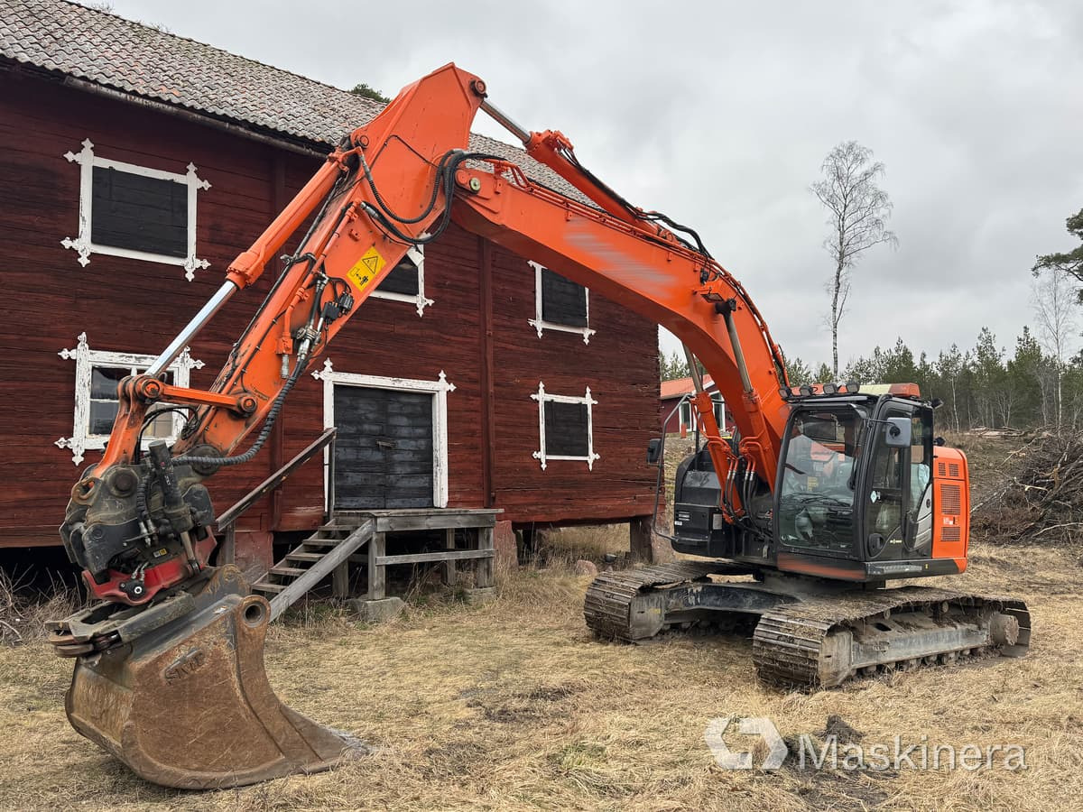 Grävmaskin Hitachi ZX225USLC-5B med redskap - Kāpurķēžu ekskavators: foto 1 Grävmaskin Hitachi ZX225USLC-5B med redskap - Kāpurķēžu ekskavators: foto 1