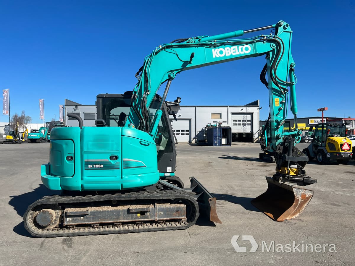 Grävmaskin Kobelco SK75SR-3E - Kāpurķēžu ekskavators: foto 4 Grävmaskin Kobelco SK75SR-3E - Kāpurķēžu ekskavators: foto 4