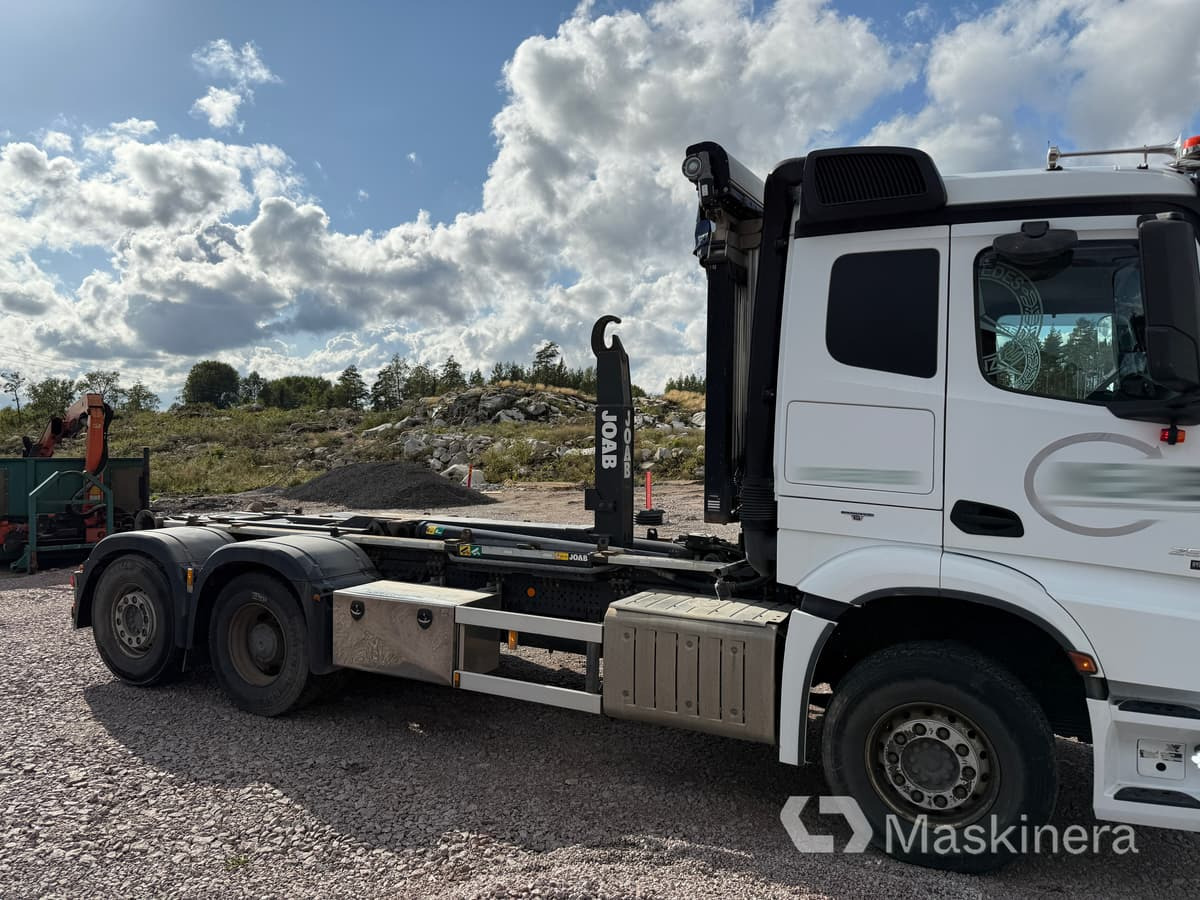 Lastväxlare Mercedes Arocs 2551 - Pacēlājs ar āķi: foto 4 Lastväxlare Mercedes Arocs 2551 - Pacēlājs ar āķi: foto 4