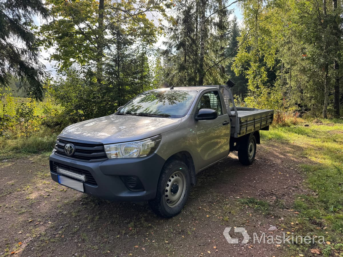 Pickup Toyota Hilux - Mazs furgons: foto 1 Pickup Toyota Hilux - Mazs furgons: foto 1