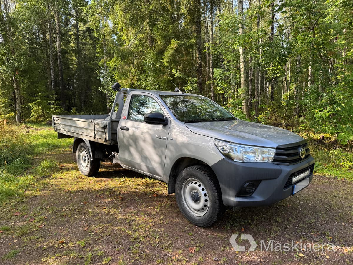 Pickup Toyota Hilux - Mazs furgons: foto 3 Pickup Toyota Hilux - Mazs furgons: foto 3