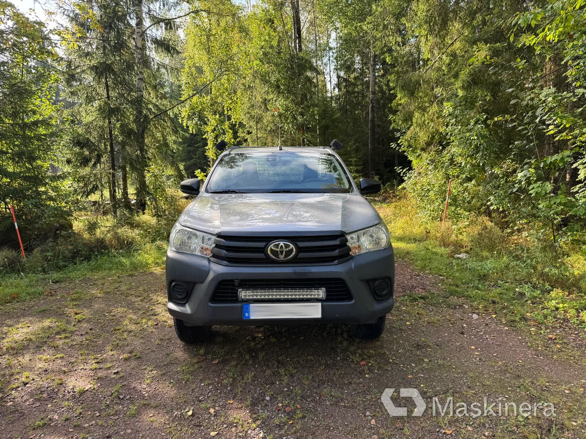 Pickup Toyota Hilux - Mazs furgons: foto 2 Pickup Toyota Hilux - Mazs furgons: foto 2