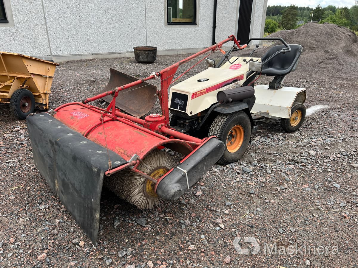 Redskapsbärare Belos 284 med redskap - Ielu tīrīšanas mašīna: foto 1 Redskapsbärare Belos 284 med redskap - Ielu tīrīšanas mašīna: foto 1