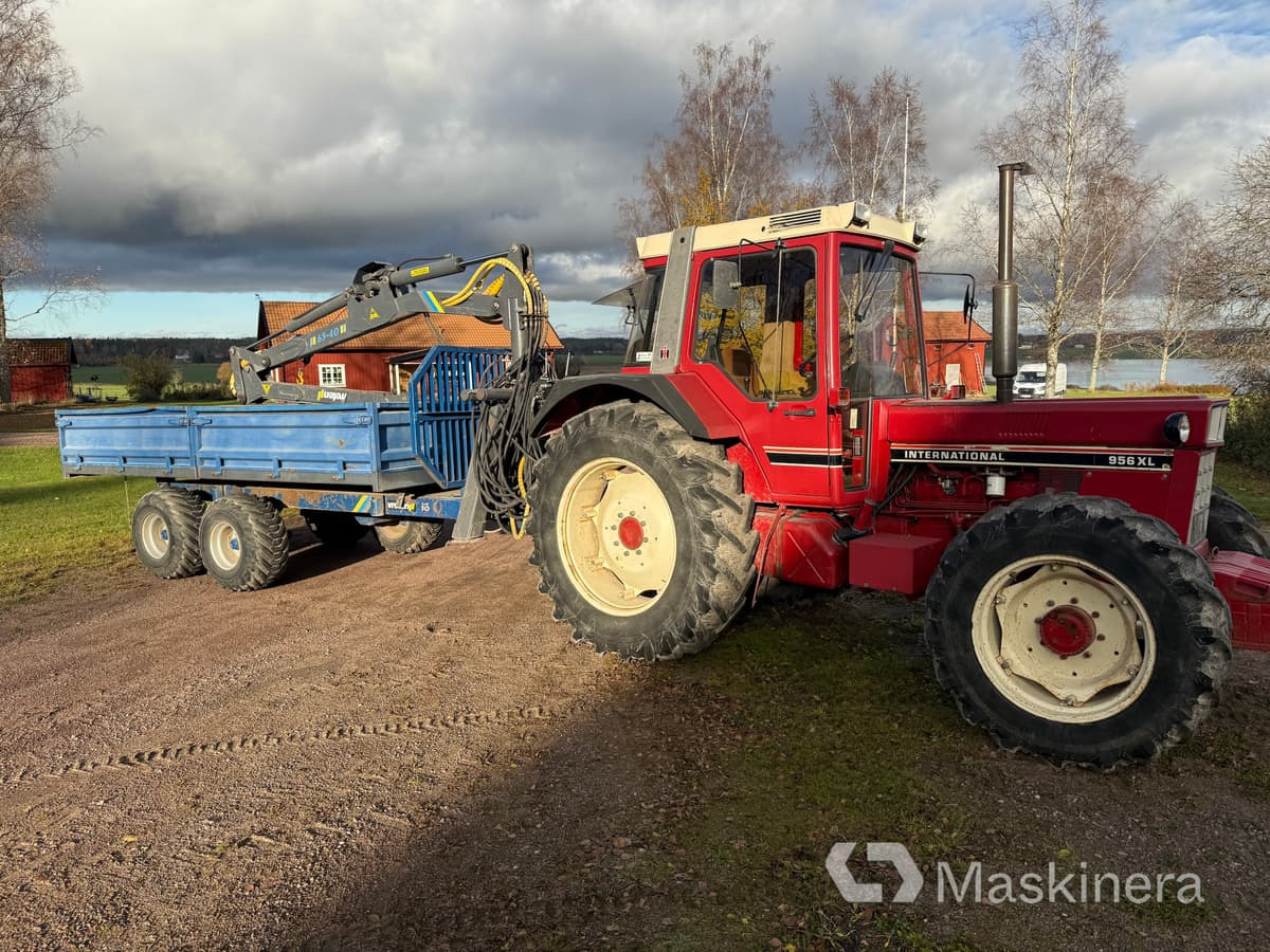 Traktor International 956 AXL med skogsvagn och kran - Traktors: foto 1 Traktor International 956 AXL med skogsvagn och kran - Traktors: foto 1