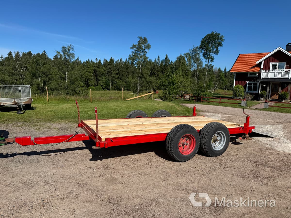 Traktordragen Maskintrailer 2-axlad - Piekabe zema profila platforma: foto 1 Traktordragen Maskintrailer 2-axlad - Piekabe zema profila platforma: foto 1