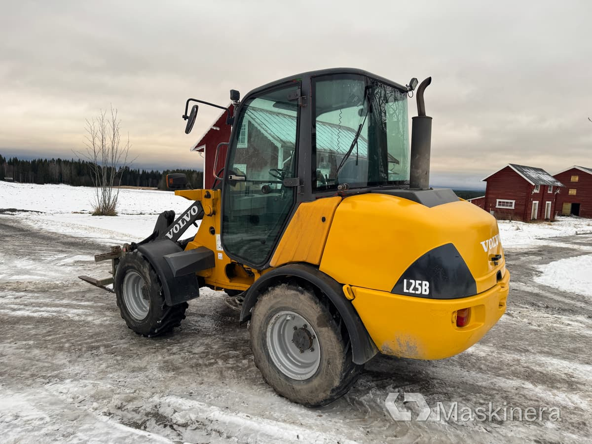 Volvo L25BV-P Hjullastare Volvo L25B med tillbehör - Riteņu iekrāvējs: foto 3 Volvo L25BV-P Hjullastare Volvo L25B med tillbehör - Riteņu iekrāvējs: foto 3