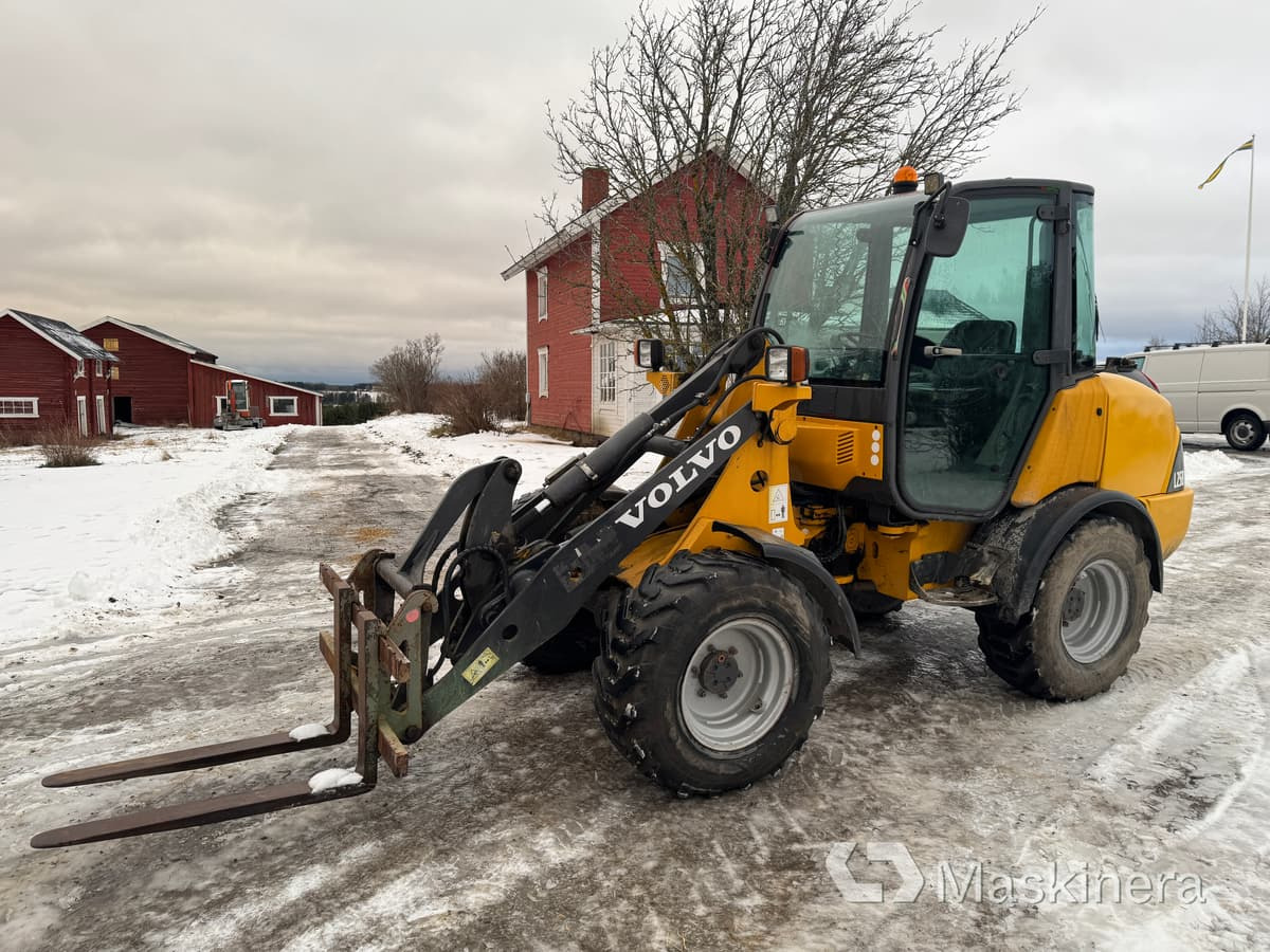 Volvo L25BV-P Hjullastare Volvo L25B med tillbehör - Riteņu iekrāvējs: foto 1 Volvo L25BV-P Hjullastare Volvo L25B med tillbehör - Riteņu iekrāvējs: foto 1