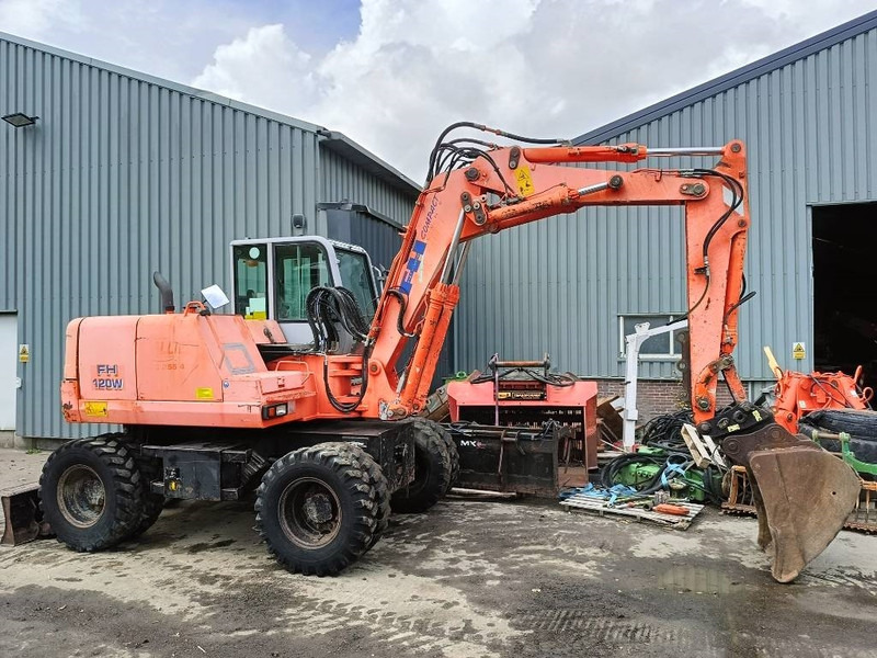 FIAT-HITACHI FH120W bandenkraan Wheel Excavator graafmachine - Riteņu ekskavators: foto 1 FIAT-HITACHI FH120W bandenkraan Wheel Excavator graafmachine - Riteņu ekskavators: foto 1