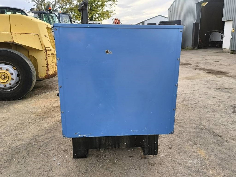 SDMO J 44 K 44kva 64 A 35 kw generator aggregaat silent - Elektroģenerators: foto 5 SDMO J 44 K 44kva 64 A 35 kw generator aggregaat silent - Elektroģenerators: foto 5