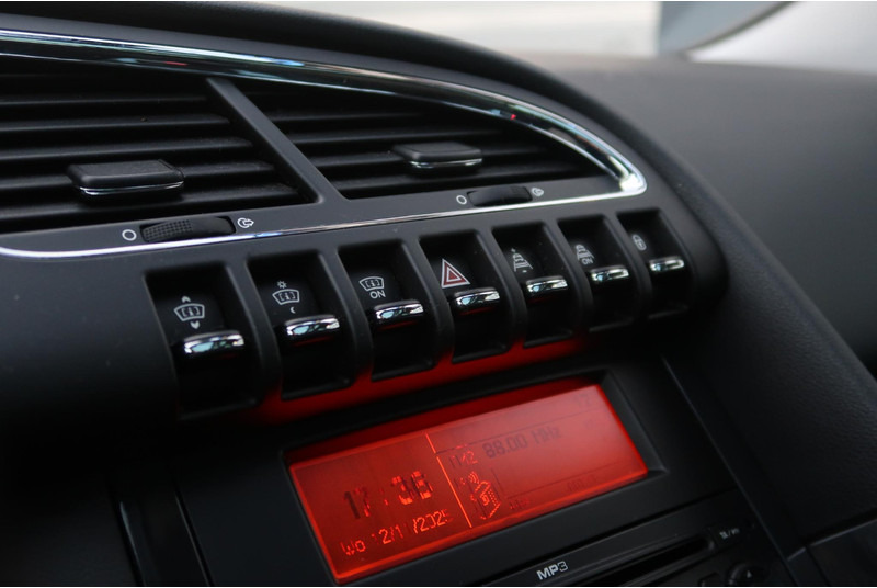 Peugeot 3008 1.6 VTi Première CRUISE/ PANO/ CLIMA/ HEAD-UP/ ETC. - Vieglā automašīna: foto 5 Peugeot 3008 1.6 VTi Première CRUISE/ PANO/ CLIMA/ HEAD-UP/ ETC. - Vieglā automašīna: foto 5