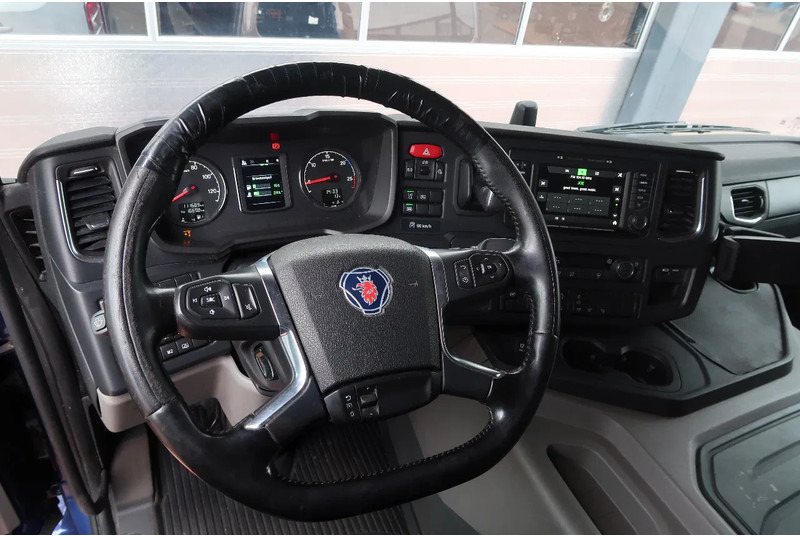 Scania P500 6x2/ FULL AIR/ HYDRAULIC/ LEATHER/ 2.950 WB/ DIFF LOCK/ SLIDE DISH - Vilcējs: foto 2 Scania P500 6x2/ FULL AIR/ HYDRAULIC/ LEATHER/ 2.950 WB/ DIFF LOCK/ SLIDE DISH - Vilcējs: foto 2