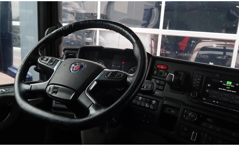 Scania P500 6x2/ FULL AIR/ HYDRAULIC/ LEATHER/ 2.950 WB/ DIFF LOCK/ SLIDE DISH - Vilcējs: foto 5 Scania P500 6x2/ FULL AIR/ HYDRAULIC/ LEATHER/ 2.950 WB/ DIFF LOCK/ SLIDE DISH - Vilcējs: foto 5