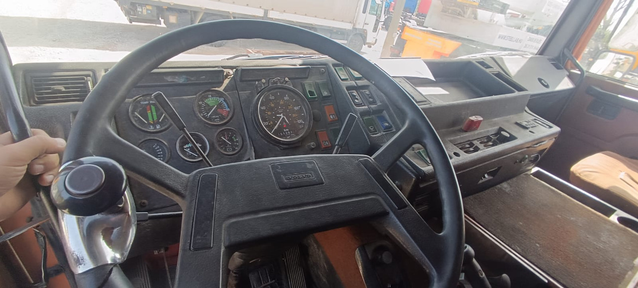 VOLVO F10 - Kravas automašīna: foto 5 VOLVO F10 - Kravas automašīna: foto 5