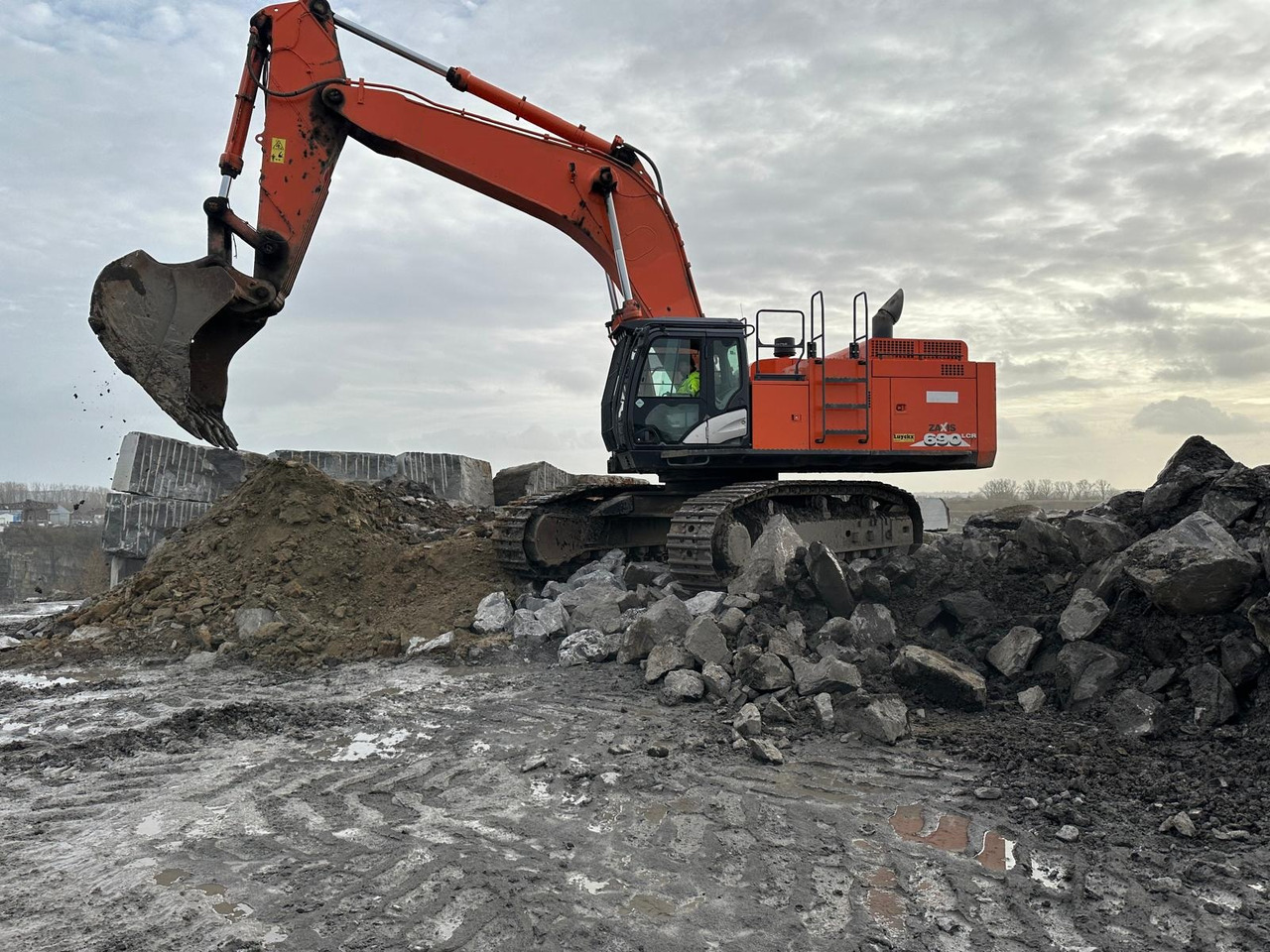 Hitachi ZX690 LCR - 6 - Kāpurķēžu ekskavators: foto 1 Hitachi ZX690 LCR - 6 - Kāpurķēžu ekskavators: foto 1