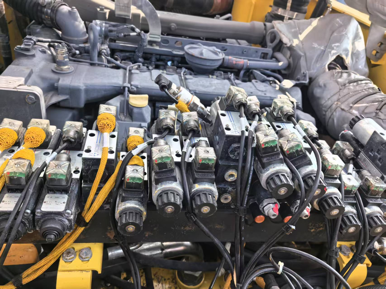 BOMAG Second Hand Asphalt Milling Machine BM2000/60 Asphalt Cold Milling Machine Price - Asfalta frēze: foto 3 BOMAG Second Hand Asphalt Milling Machine BM2000/60 Asphalt Cold Milling Machine Price - Asfalta frēze: foto 3