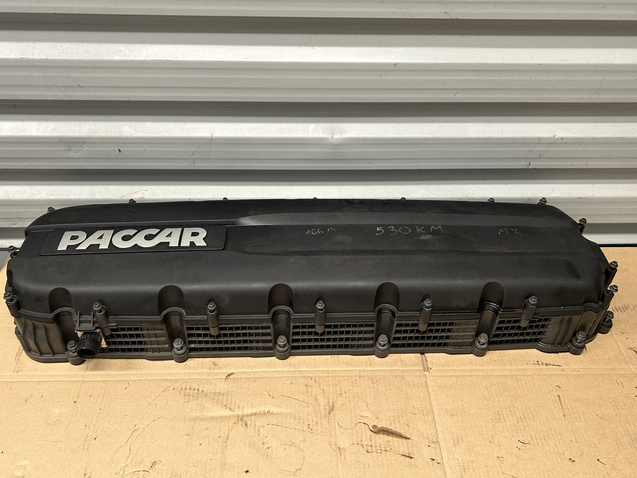 DAF ENGINE VALVE COVER + SPACER FRAME XF 106 - Motora galva: foto 1 DAF ENGINE VALVE COVER + SPACER FRAME XF 106 - Motora galva: foto 1