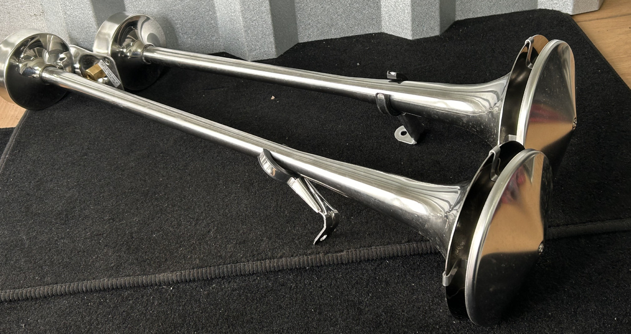 FIAMM 2 TRUMPETS, SHORT + LONG + ASSEMBLY KIT FIAMM, ORIGINAL FOR MERCEDES ACTROS MP5 - Universāla rezerves daļa: foto 1 FIAMM 2 TRUMPETS, SHORT + LONG + ASSEMBLY KIT FIAMM, ORIGINAL FOR MERCEDES ACTROS MP5 - Universāla rezerves daļa: foto 1