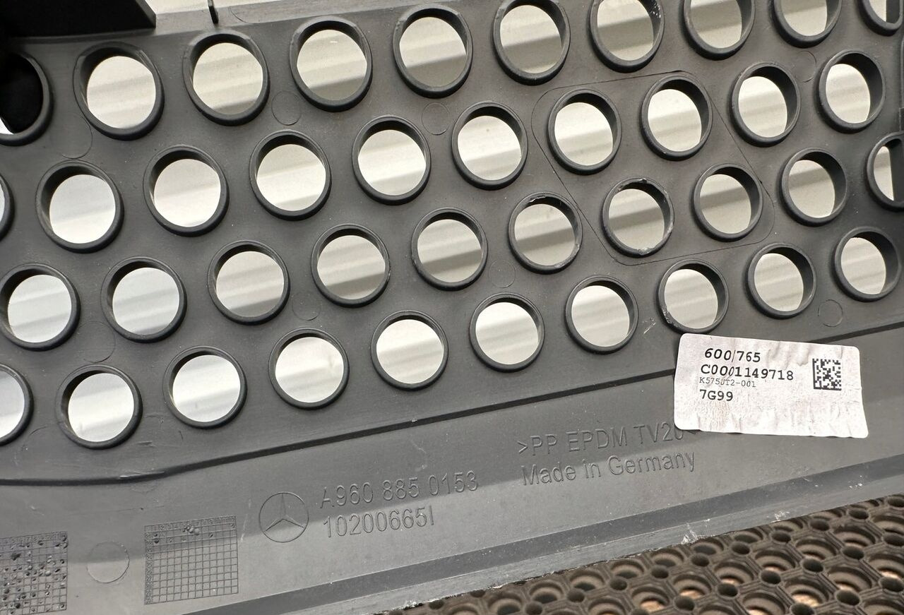 KRATKA ATRAPA A9608850153 Mercedes-Benz ACTROS MP4 A9608850153 truck - Radiatora reste - Kravas automašīna: foto 2 KRATKA ATRAPA A9608850153 Mercedes-Benz ACTROS MP4 A9608850153 truck - Radiatora reste - Kravas automašīna: foto 2