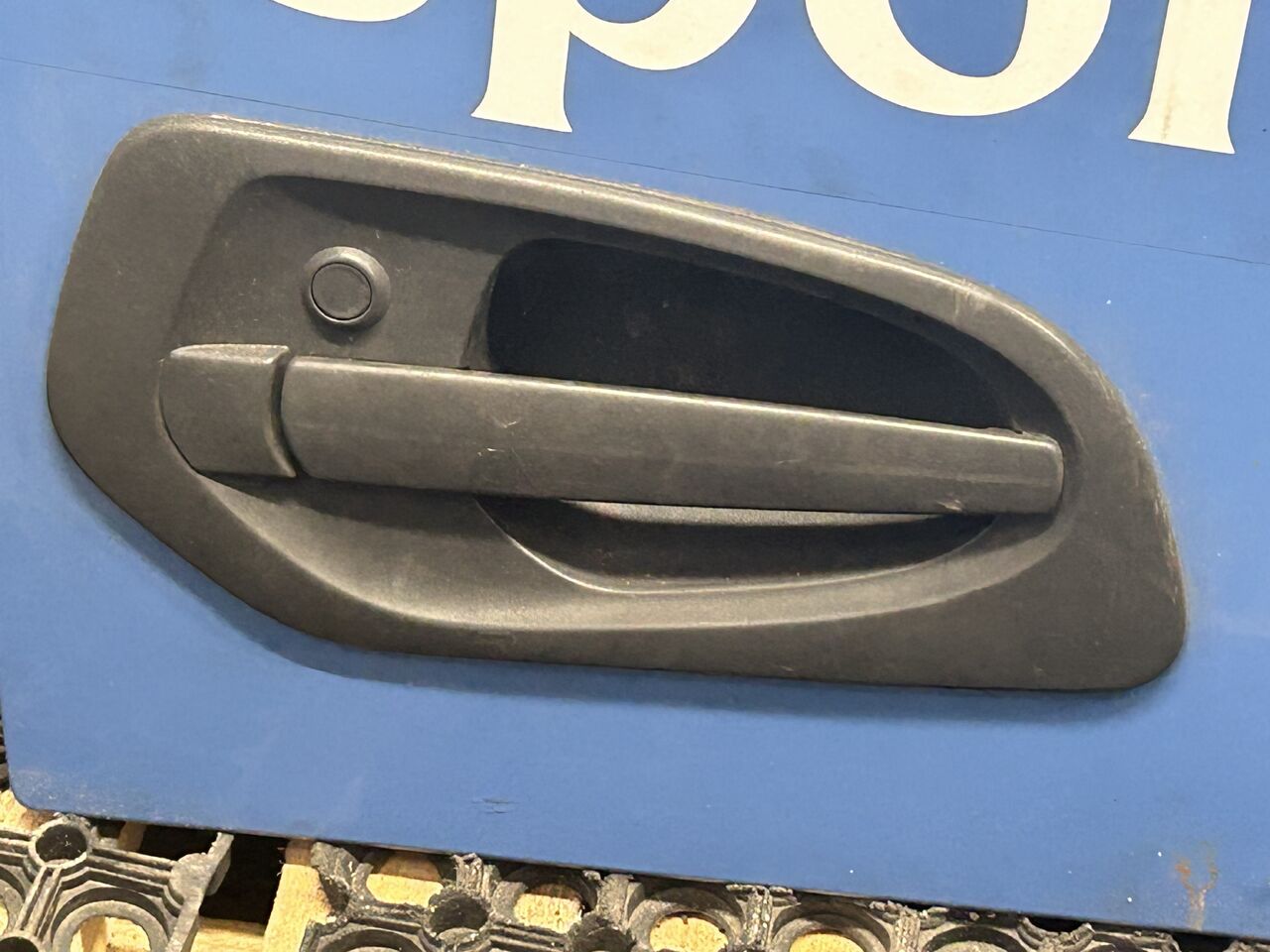MERCEDES ACTROS MP4 DOOR RIGHT EITH RAMP MIRROR - Durvis un rezerves daļas: foto 2 MERCEDES ACTROS MP4 DOOR RIGHT EITH RAMP MIRROR - Durvis un rezerves daļas: foto 2