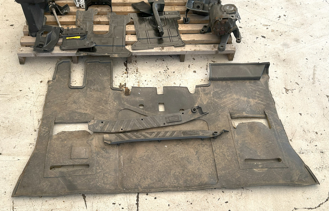 MERCEDES-BENZ COMPLETE INTERIOR CONSOLE - DASHBOARD FOR A BRITISH MERCEDES ACTROS MP4 - Kabīne: foto 4 MERCEDES-BENZ COMPLETE INTERIOR CONSOLE - DASHBOARD FOR A BRITISH MERCEDES ACTROS MP4 - Kabīne: foto 4