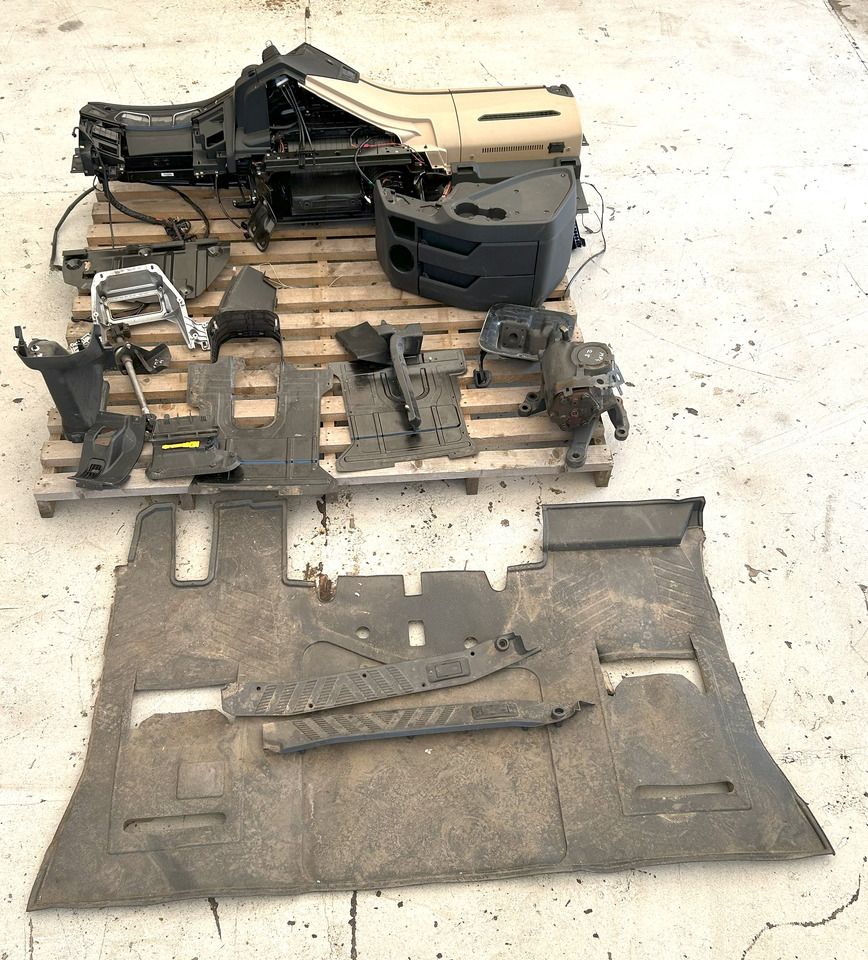 MERCEDES-BENZ COMPLETE INTERIOR CONSOLE - DASHBOARD FOR A BRITISH MERCEDES ACTROS MP4 - Kabīne: foto 1 MERCEDES-BENZ COMPLETE INTERIOR CONSOLE - DASHBOARD FOR A BRITISH MERCEDES ACTROS MP4 - Kabīne: foto 1