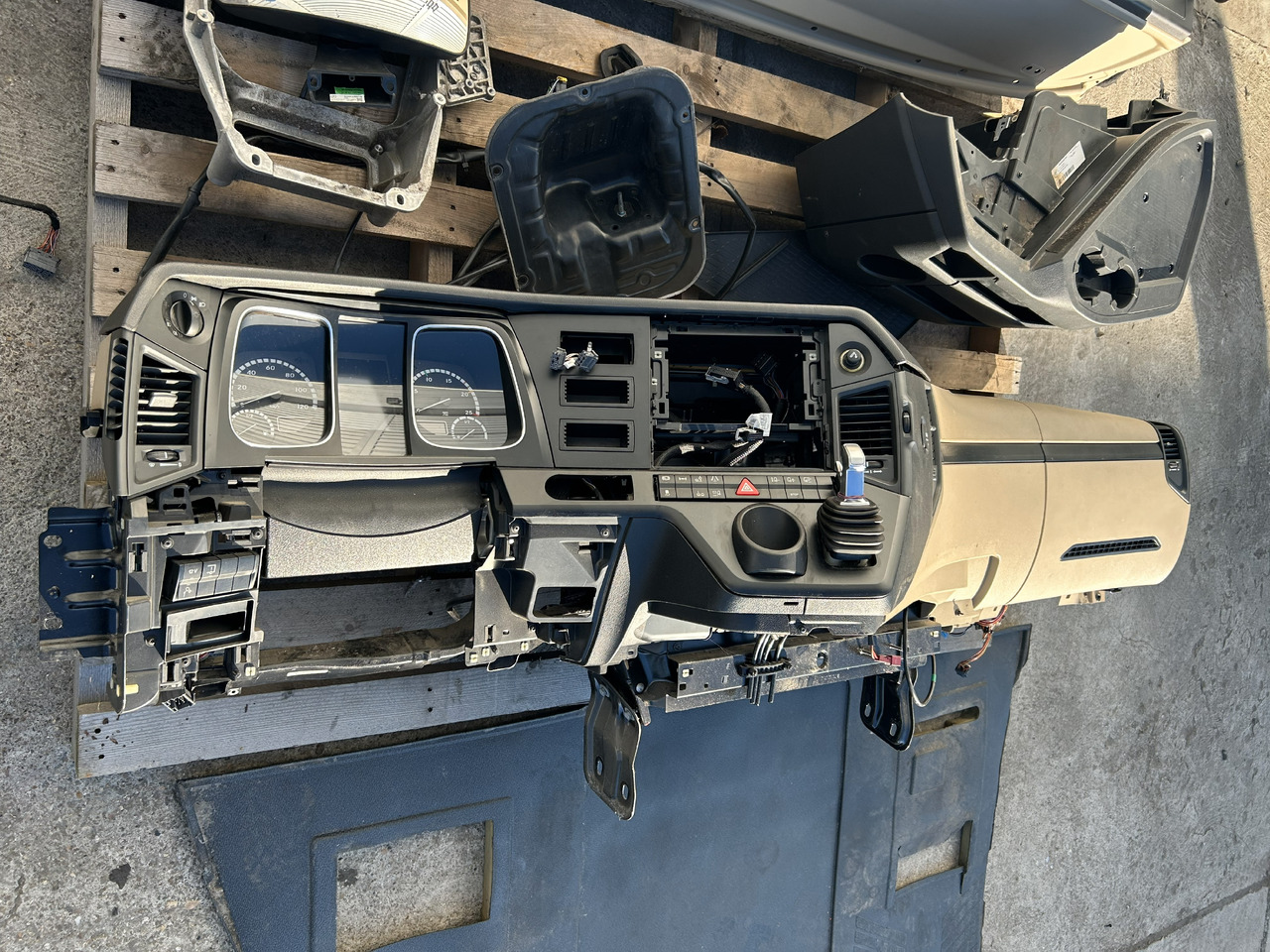 MERCEDES-BENZ KOMPLETNA PRZEKŁADKA WNĘTRZA - DESKA KONSOLA DO ANGLIKA MERCEDES ACTROS MP4 L STREAM SPACE - Kabīne: foto 5 MERCEDES-BENZ KOMPLETNA PRZEKŁADKA WNĘTRZA - DESKA KONSOLA DO ANGLIKA MERCEDES ACTROS MP4 L STREAM SPACE - Kabīne: foto 5