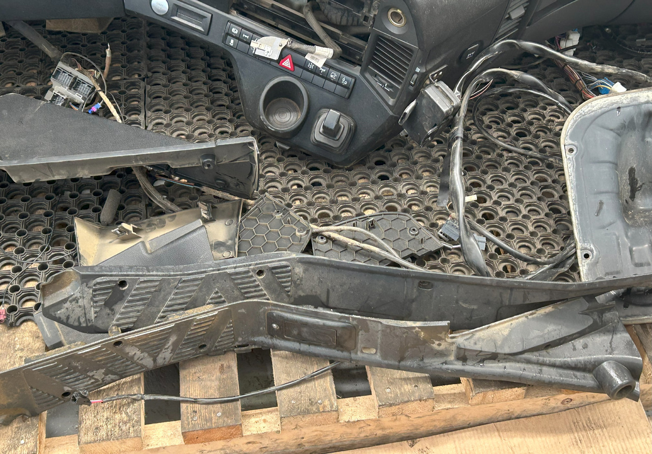 MERCEDES-BENZ KOMPLETNA PRZEKŁADKA WNĘTRZA - DESKA KONSOLA DO ANGLIKA MERCEDES AROCS MP4 - Kabīne: foto 2 MERCEDES-BENZ KOMPLETNA PRZEKŁADKA WNĘTRZA - DESKA KONSOLA DO ANGLIKA MERCEDES AROCS MP4 - Kabīne: foto 2