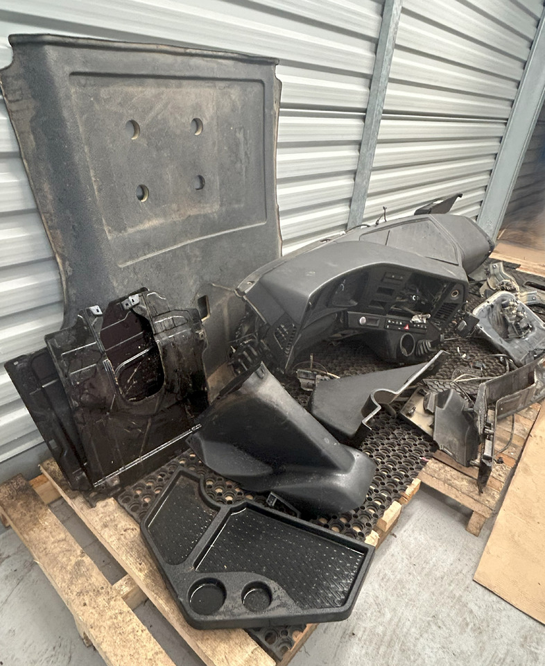 MERCEDES-BENZ KOMPLETNA PRZEKŁADKA WNĘTRZA - DESKA KONSOLA DO ANGLIKA MERCEDES AROCS MP4 - Kabīne: foto 4 MERCEDES-BENZ KOMPLETNA PRZEKŁADKA WNĘTRZA - DESKA KONSOLA DO ANGLIKA MERCEDES AROCS MP4 - Kabīne: foto 4