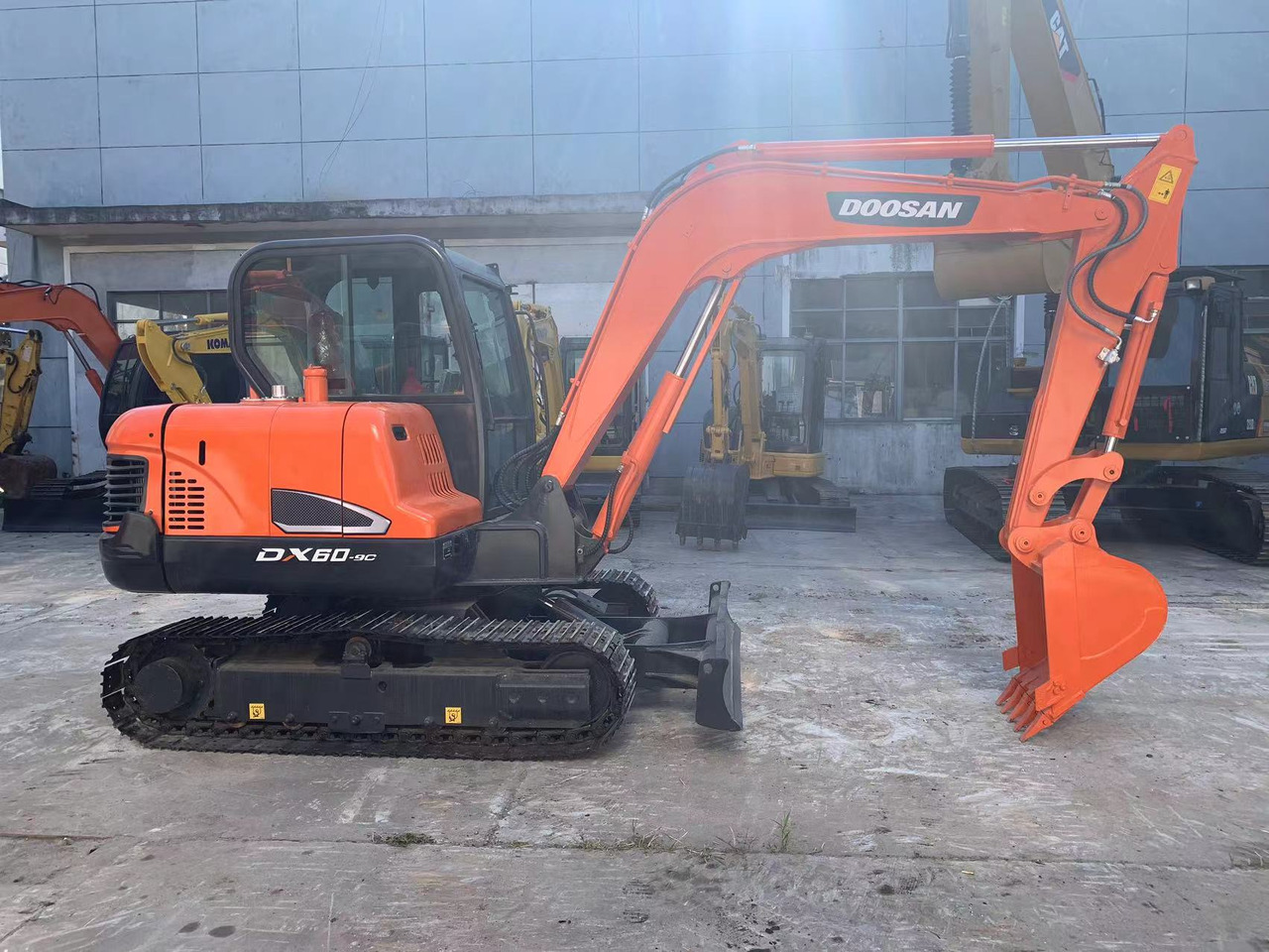 DOOSAN Mini Excavator Doosan DX60, DX55 - Kāpurķēžu ekskavators: foto 1 DOOSAN Mini Excavator Doosan DX60, DX55 - Kāpurķēžu ekskavators: foto 1