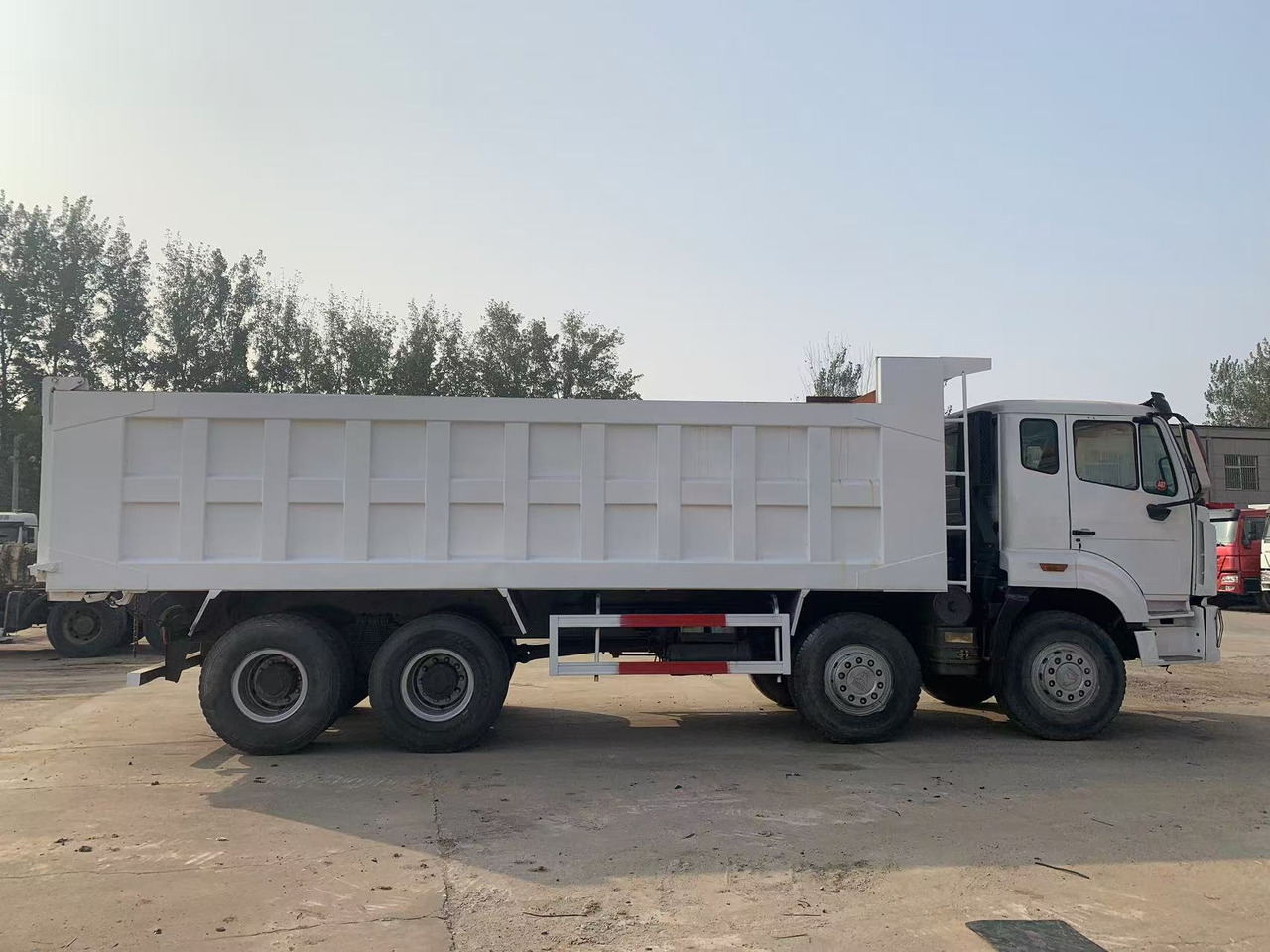 Howo 8x4 Tipper Truck Used Condition HOWO Dumper Truck Left Hand Drive - Kravas automašīna pašizgāzējs: foto 5 Howo 8x4 Tipper Truck Used Condition HOWO Dumper Truck Left Hand Drive - Kravas automašīna pašizgāzējs: foto 5