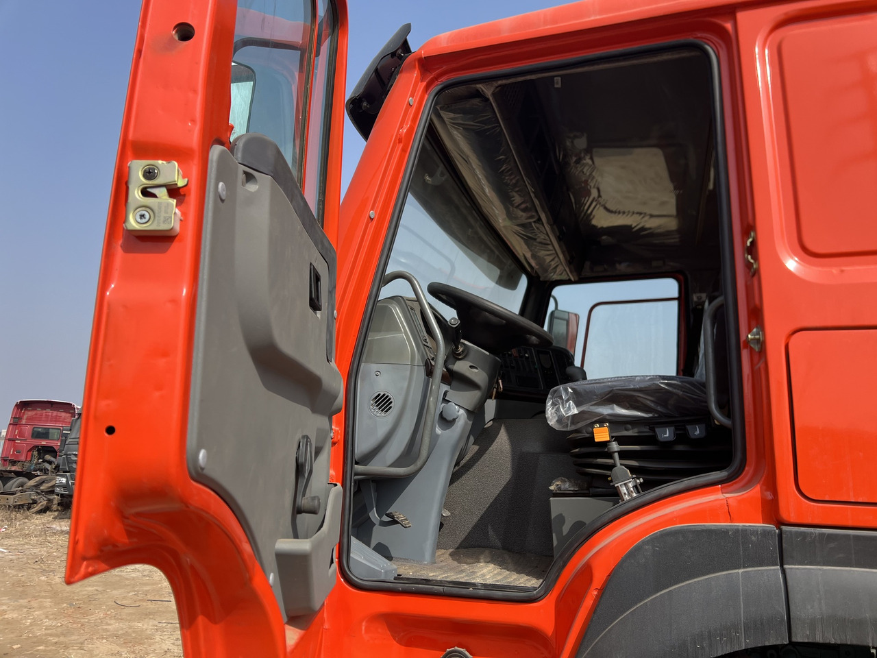 Howo Dumper Truck Secondhand 10-wheeler HOWO Mining Truck - Kravas automašīna pašizgāzējs: foto 4 Howo Dumper Truck Secondhand 10-wheeler HOWO Mining Truck - Kravas automašīna pašizgāzējs: foto 4