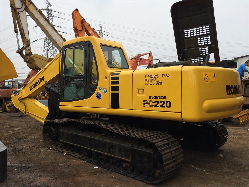 KOMATSU hydraulic excavator 22 ton excavator Komatsu PC220-6, PC220-7, PC220-8 - Kāpurķēžu ekskavators: foto 1 KOMATSU hydraulic excavator 22 ton excavator Komatsu PC220-6, PC220-7, PC220-8 - Kāpurķēžu ekskavators: foto 1
