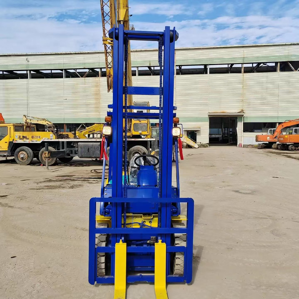 Komatsu 3 ton Diesel Forklift FD30 with Double High Mast - Dīzeļiekrāvējs: foto 4 Komatsu 3 ton Diesel Forklift FD30 with Double High Mast - Dīzeļiekrāvējs: foto 4