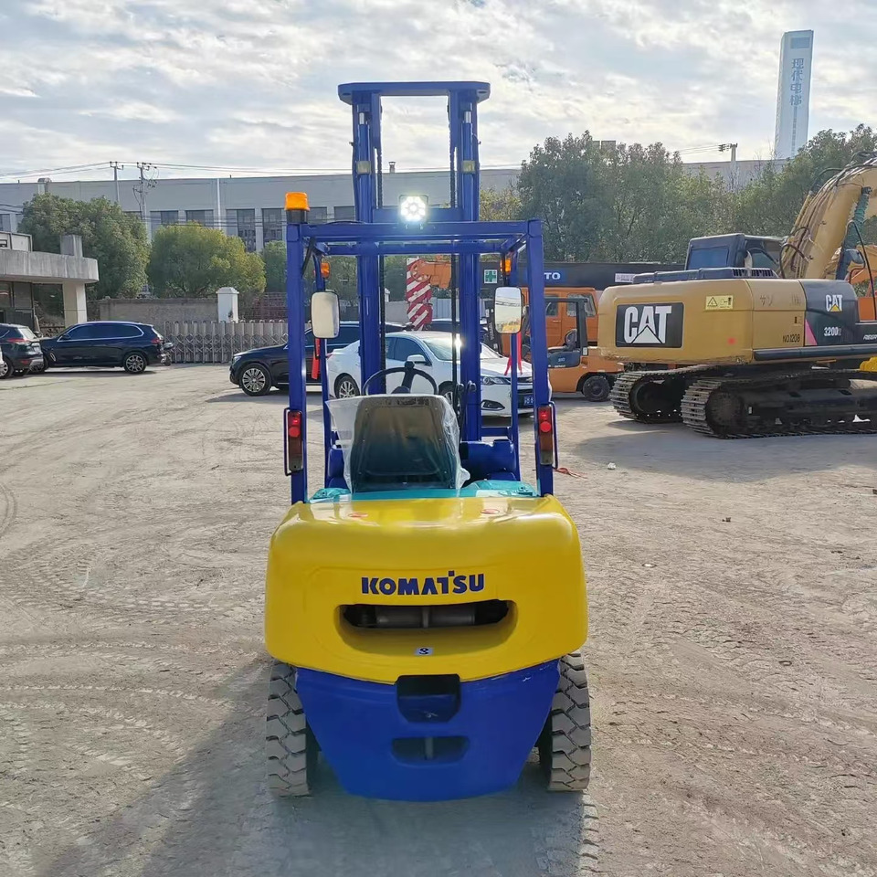Komatsu 3 ton Diesel Forklift FD30 with Double High Mast - Dīzeļiekrāvējs: foto 1 Komatsu 3 ton Diesel Forklift FD30 with Double High Mast - Dīzeļiekrāvējs: foto 1
