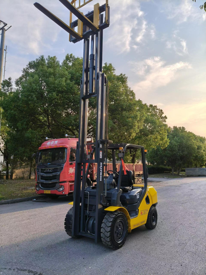 Komatsu Forklift 3 ton Capacity FD30-15, FD30-16, FD30-17 - Dīzeļiekrāvējs: foto 3 Komatsu Forklift 3 ton Capacity FD30-15, FD30-16, FD30-17 - Dīzeļiekrāvējs: foto 3